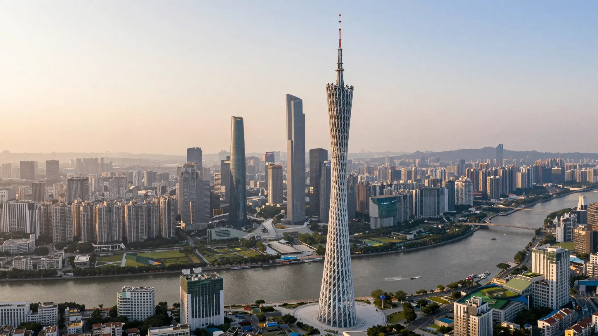 广州花城珠江两岸城市天际线与广州塔的航拍全景